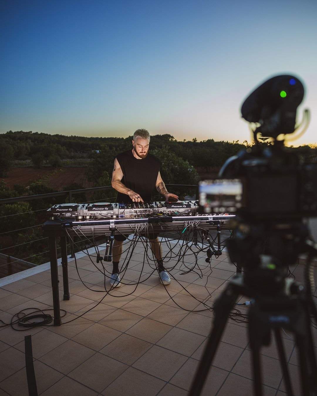 James Hype enregistre un Ibiza Sunset Mix