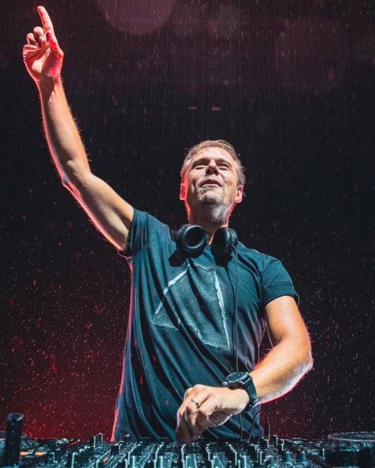 Armin Van Buuren célèbre les 15 ans de « In & Out Of Love »