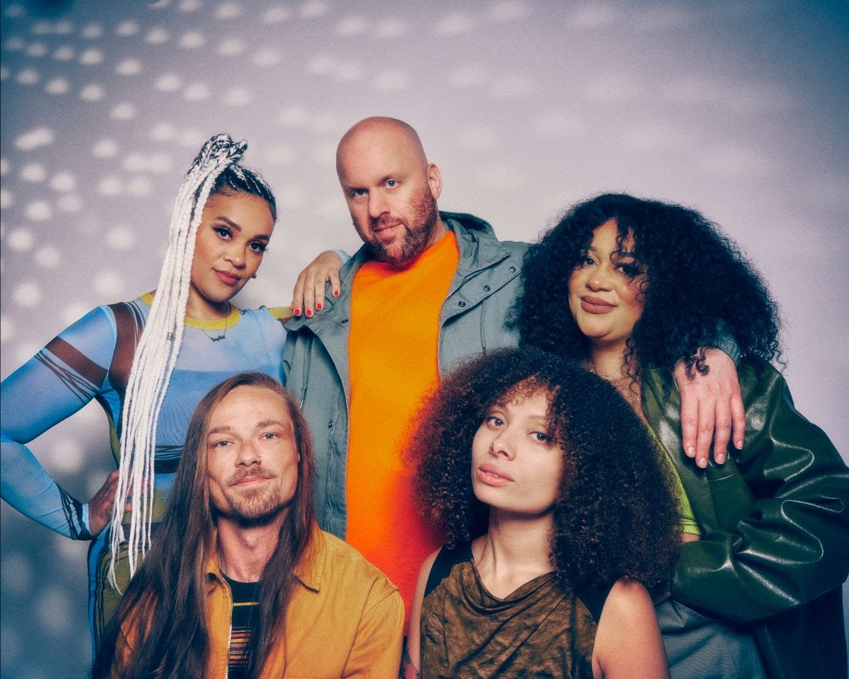 Girls of the Internet : Un nouvel album introspectif et vibrant