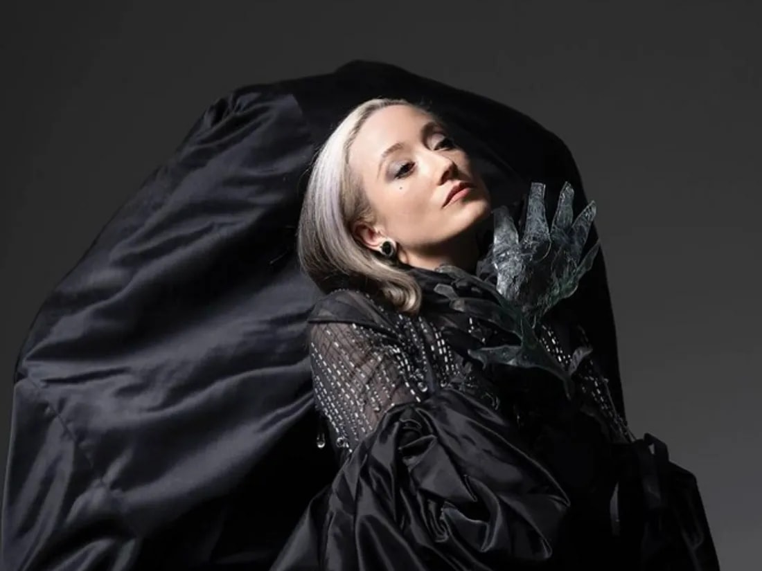 Hayla dévoile son premier album solo « DUSK »